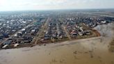 Russian villagers build homemade dam to keep out floods