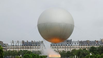 La alcaldesa de París quiere "conservar" el pebetero y los aros de la Torre Eiffel