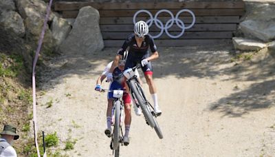 Britain's Tom Pidcock makes winning pass on final lap to defend his Olympic mountain bike title