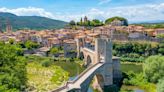 El pueblo medieval de Girona, que es el más bonito para visitar en mayo, según el National Geographic
