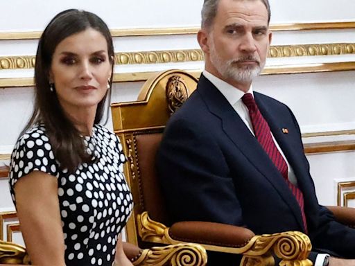 El rey Felipe ya sale de visita sin Letizia Ortiz: las fotos