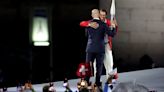 Rafa Nadal recoge la antorcha olímpica de las manos de Zidane en la traca final de la inauguración de los Juegos Olímpicos