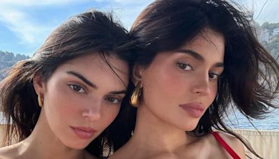 Kylie y Kendall Jenner están en Mallorca y esto es todo lo que sabemos sobre su viaje a España y sus ‘looks’
