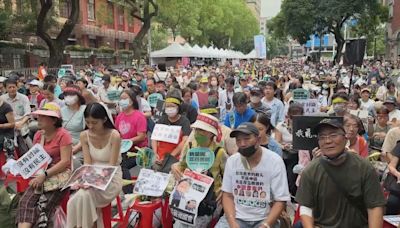 台立法院改革法案續審 場外集結十萬人抗議修法