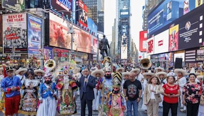 Mexicanos bailan y muestran el orgullo por sus costumbres en el corazón de Times Square