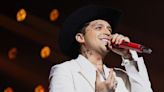 Christian Nodal viaja con uno de los amores de su vida en avión privado ¡y no es Ángela!