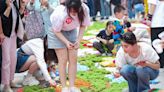Shanghái se viste de flores con una recreación de alfombras españolas