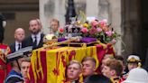 Acompañada por sus hijos y homenajeada con gaitas y tambores: así ha llegado el féretro de Isabel II a la Abadía de Westminster