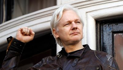 Assange flying to island 7,000 miles from US after refusing to step on mainland