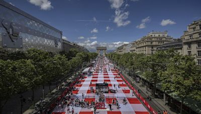 NO COMMENT: Un picnic gigante a los pies del Arco del Triunfo de París