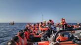 El buque "Ocean Viking" rescata a 55 migrantes en Mediterráneo tras su bloqueo en Italia