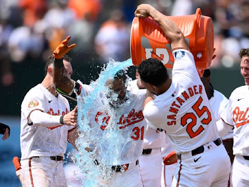 Yankees, Orioles both score 3 in the ninth. After all that chaos, Baltimore leads the division by 1