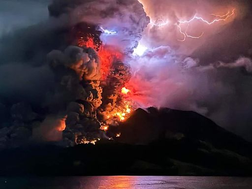 印尼魯昂火山再次噴發 警戒級別升至最高