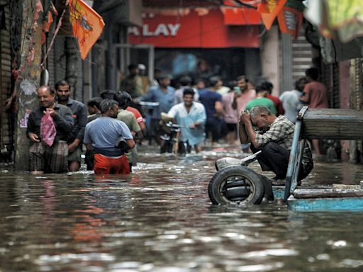 Delhi is flooded! Relentless rain causes severe waterlogging and traffic havoc – Avoid these areas for your convenience