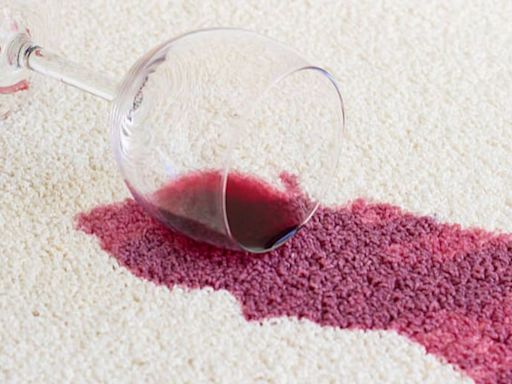 Los trucos definitivos para eliminar manchas de vino de la ropa