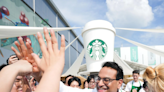 Laxman Narasimhan, CEO de Starbucks, habló sobre la estrategia de "reinvención triple" del gigante del café