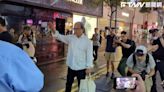 影／香港藝術家銅鑼灣比劃「8964」 秒被警察包圍帶回調查