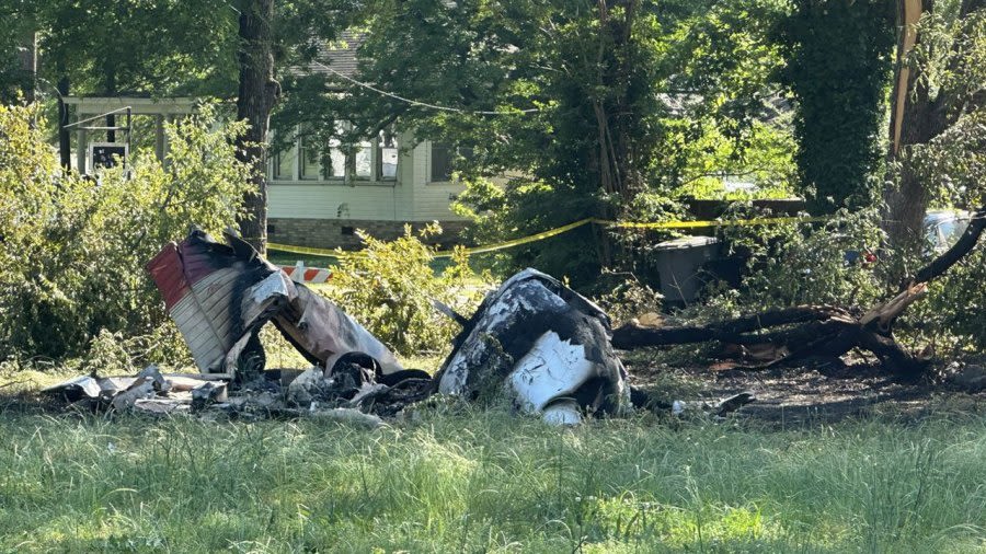 Small plane crashes into Hot Springs neighborhood near Oaklawn, 2 people injured