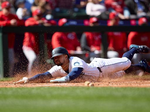 Bryce Miller and 3 relievers combine on a 1-hitter as Mariners beat Reds 5-1 to complete sweep