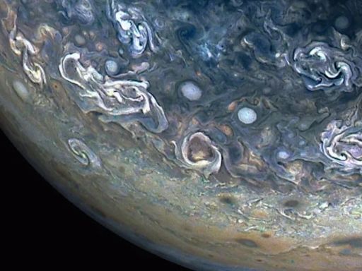 La nave Juno de la NASA captura las "coloridas y caóticas" nubes de Júpiter