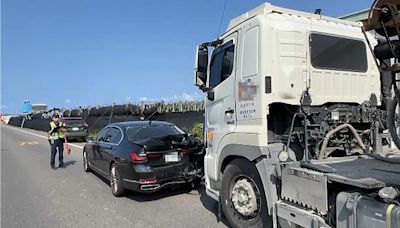 台東砂石車疑煞車不及 保時捷、BMW停紅燈慘遭追尾 - 社會