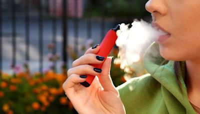 La FDA enfrenta críticas por aprobación de cigarrillos electrónicos mentolados en Estados Unidos
