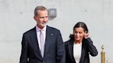 La reina Letizia rescata un elegante traje de raya diplomática y apuesta por mocasines a juego