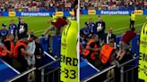 Locura en la Eurocopa por Cristiano Ronaldo: un fanático saltó desde la tribuna para saludarlo, casi lo lastima y cayó por el hueco de una escalera