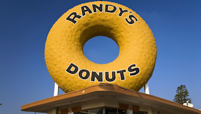 Randy’s Donuts partners with country star Luke Combs ahead of SoFi Stadium concert series