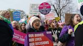 Manifestantes claman contra la restricción de la píldora abortiva ante el Supremo de EEUU