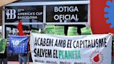 Plataformas ecologistas vandalizan la tienda de la Copa del América de Vela de Barcelona