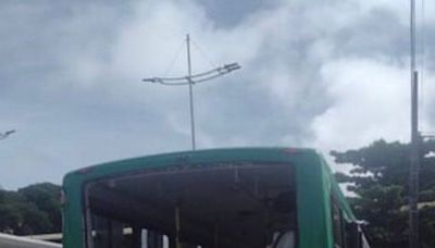 Ônibus com torcedores do Vitória é atingido por bomba em Salvador; vidro do fundo do veículo ficou destruído