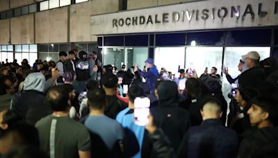 Los videos de la Policía golpeando a hombres en el aeropuerto del Reino Unido provocan indignación mientras la fuerza se presenta ante el organismo de control