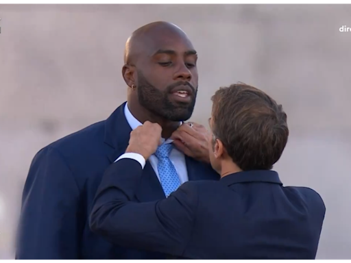 "J'avais chaud" : Dans "C à vous", Teddy Riner revient sur le moment insolite avec Emmanuel Macron pendant la parade des Jeux de Paris