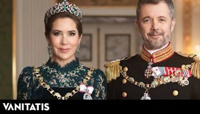 Mary de Dinamarca estrena la tiara de esmeraldas reservada a las reinas y un vestido de terciopelo para su primera foto oficial