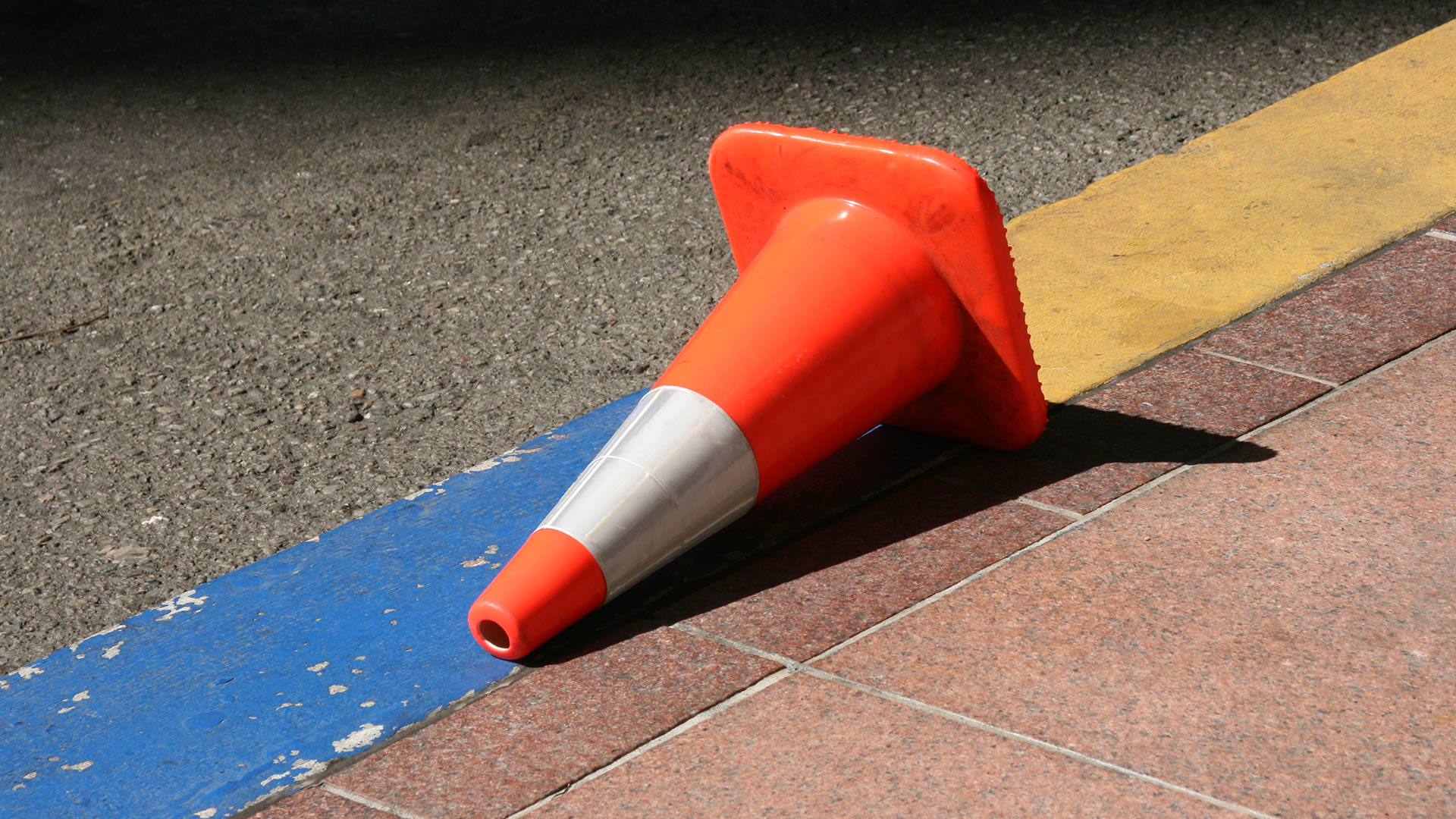 Driver insists he has 'permit' for reserved parking spot in neighbor war