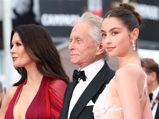 La hija de Catherine Zeta-Jones, Carys, lleva este vestido que lució la actriz hace 25 años y es clavada a su madre