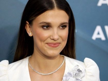 Millie Bobby Brown publica foto con mensaje en ropa sobre su matrimonio con Jake Bongiovi