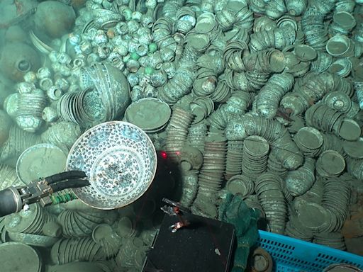 Archaeologists Recover 900 Artifacts From Ming Dynasty Shipwrecks in South China Sea
