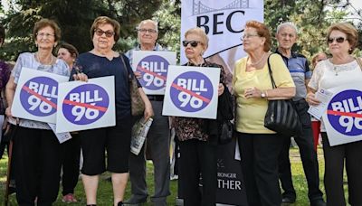 Protesters, advocates worry Quebec is complicating access to healthcare in English