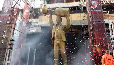 Primer aniversario de la estatua de Gallardo en River: ¿no se toca?