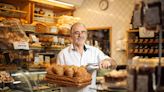 Com clientela fiel, padaria de bairro resiste às grandes redes