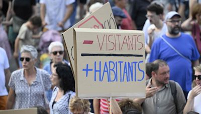 Barcelona: moradores protestam contra turismo em massa e usam pistola d’água para afastar visitantes