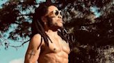 Este es el ejercicio que hace Lenny Kravitz y con el que puedes marcar tus abs después de los 50