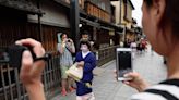 遊客太脫序...京都祇園怒了在「這小路」設禁入看板 違者挨罰 - 自由財經