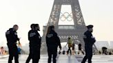 30 Tonnen Stahl: Olympische Ringe am Eiffelturm in Paris angebracht