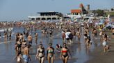 Modo verano. Con casi 30°C, miles de turistas se volcaron a las playas de la costa atlántica