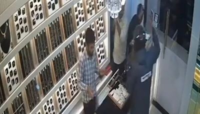 Video: 3 Armed Men Loot Jewellery Worth Rs 11 Lakh From Maharashtra Shop