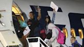 115 migrantes venezolanos regresaron a su país en un vuelo desde Chile en medio de la crisis migratoria en la frontera con Perú