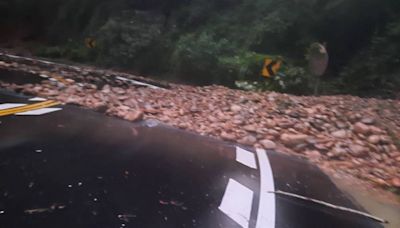 苗栗凌晨豪雨沖出土石流！苗130線部分路段無法通行 警急拉封鎖線管制